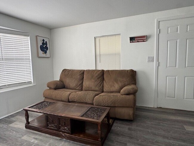 Foto del edificio - Parially Furnished 2BR 1BA Remodeled-Fenced Yard + RV/Coach cement Parking