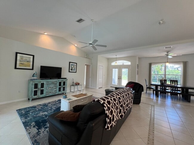 Foto del edificio - FURNISHED SHORT TERM RENTAL - 3 Bed / 2 Bath - Single Family Pool Home - $5,000/month ** Heated S...