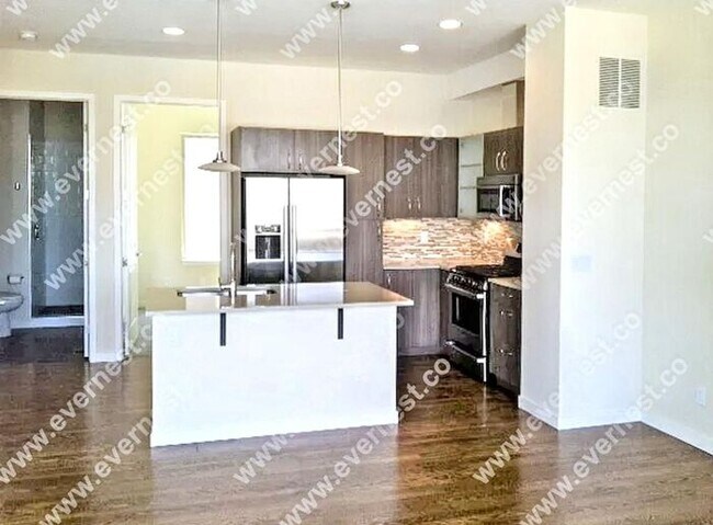 Foto del edificio - Modern 3-Bedroom Townhome in a Great Locat...