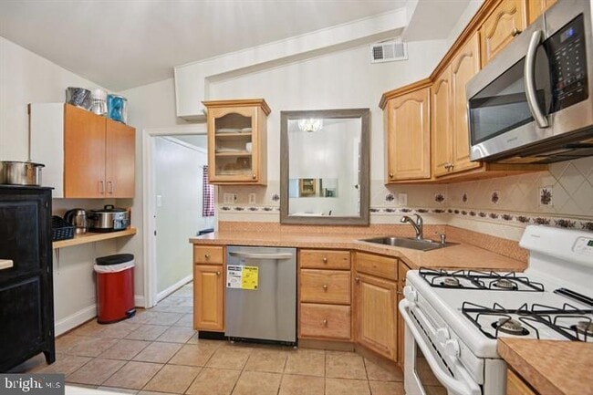 Building Photo - 3705 S Four Mile Run Dr