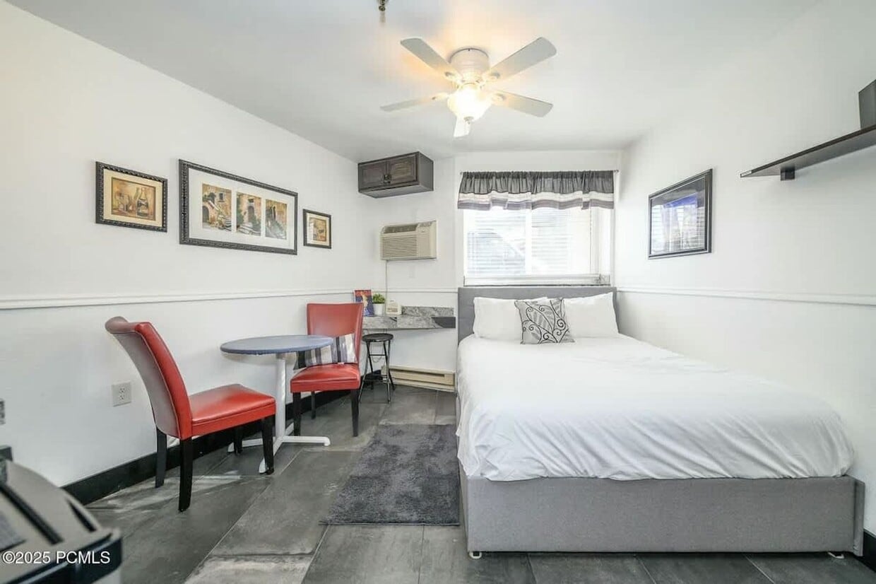 Carriage House Furnished Condo Available Now - Carriage House Furnished Condo Available Now