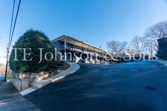 Building Photo - 651 Summit St