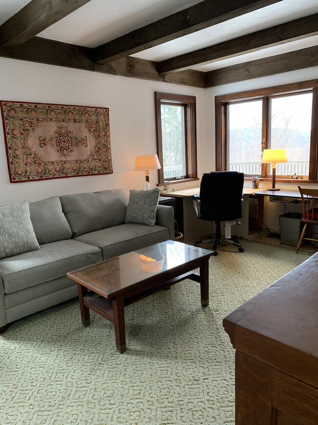 Foto del edificio - 84 Juniper Ridge Rd