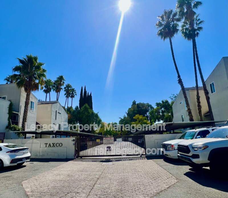 Photo - 2200 Laguna Cir