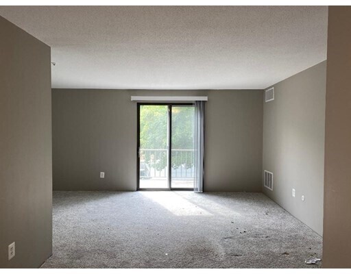 Building Photo - 8 Village Hill Ln