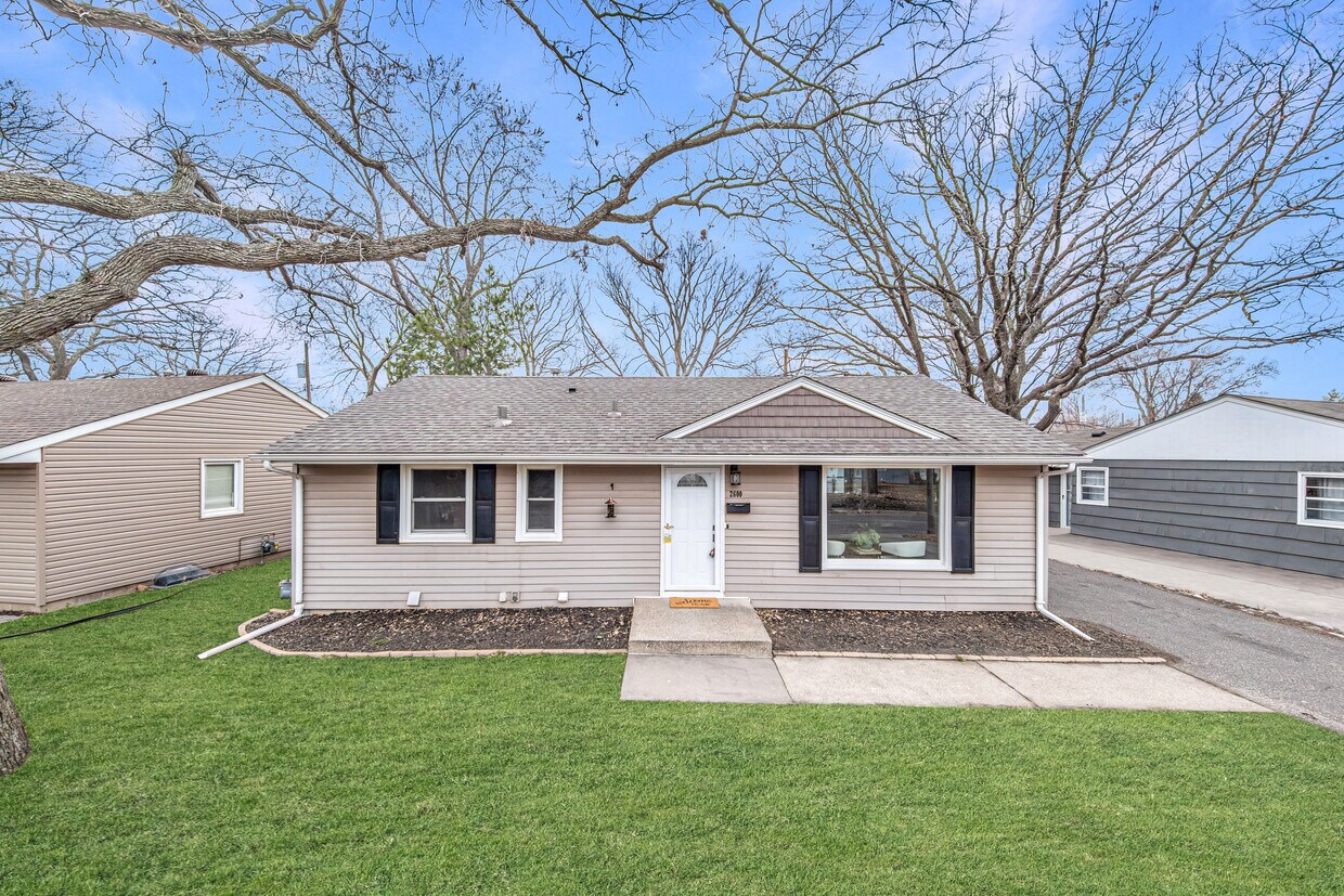 Front - 2600 Xylon Ave S
