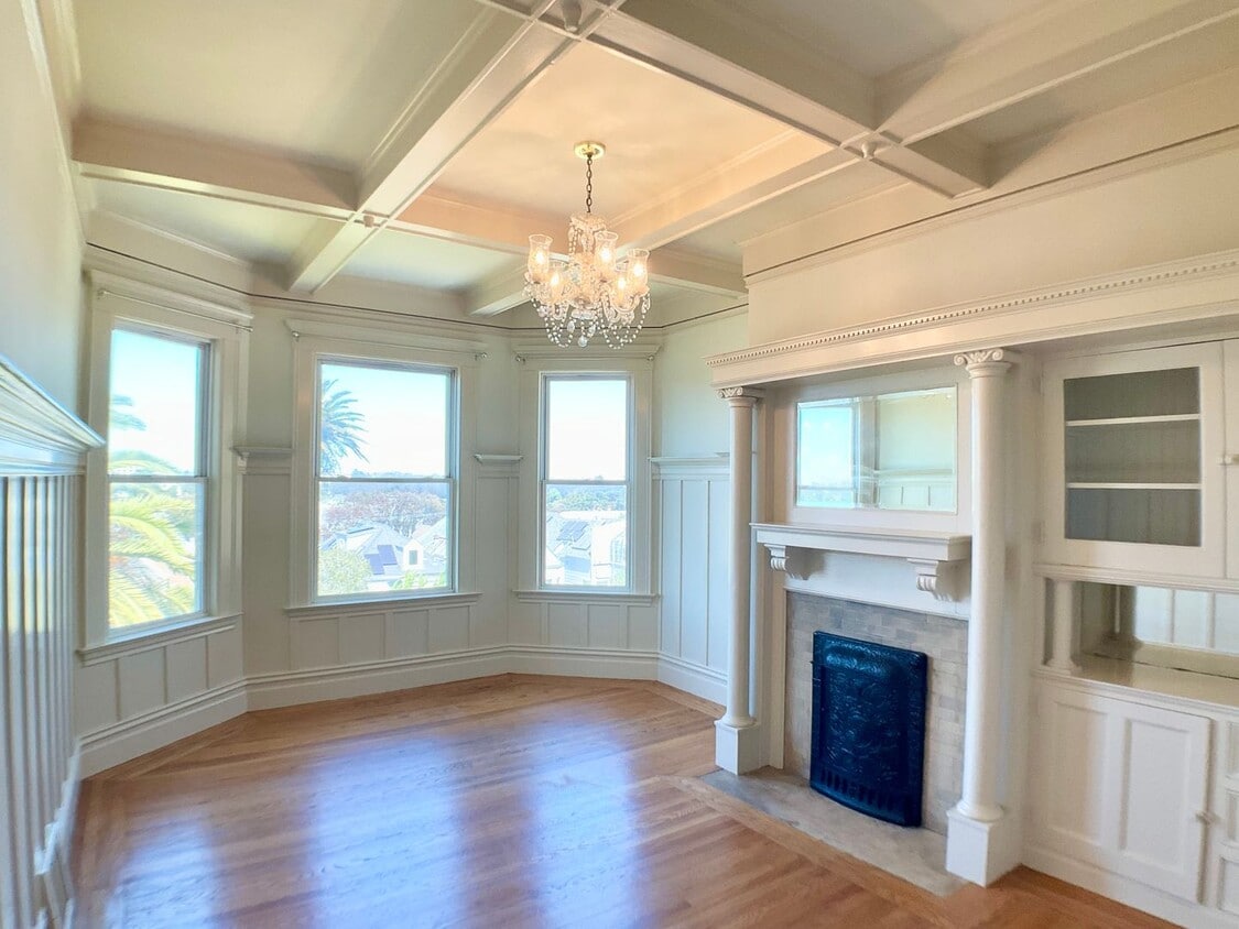 Primary Photo - TOP FLOOR 4/2. In-Unit Laundry! Dishwasher...