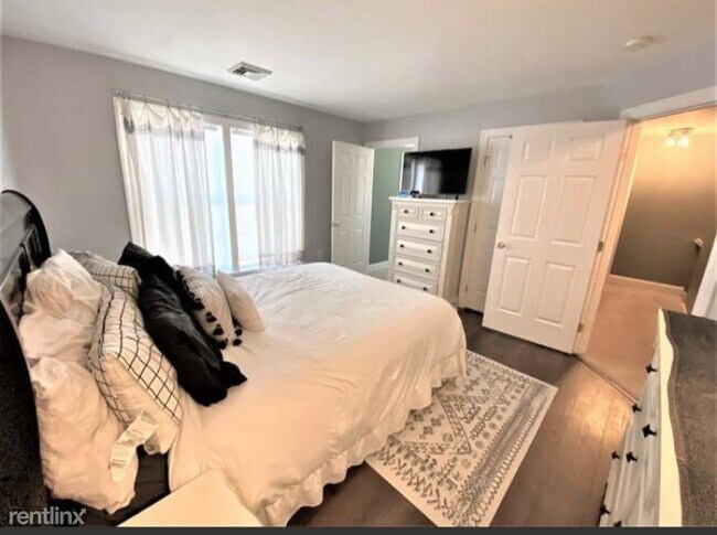 Building Photo - 3 br, 3 bath Townhome - 7 Atherton Ave # 5
