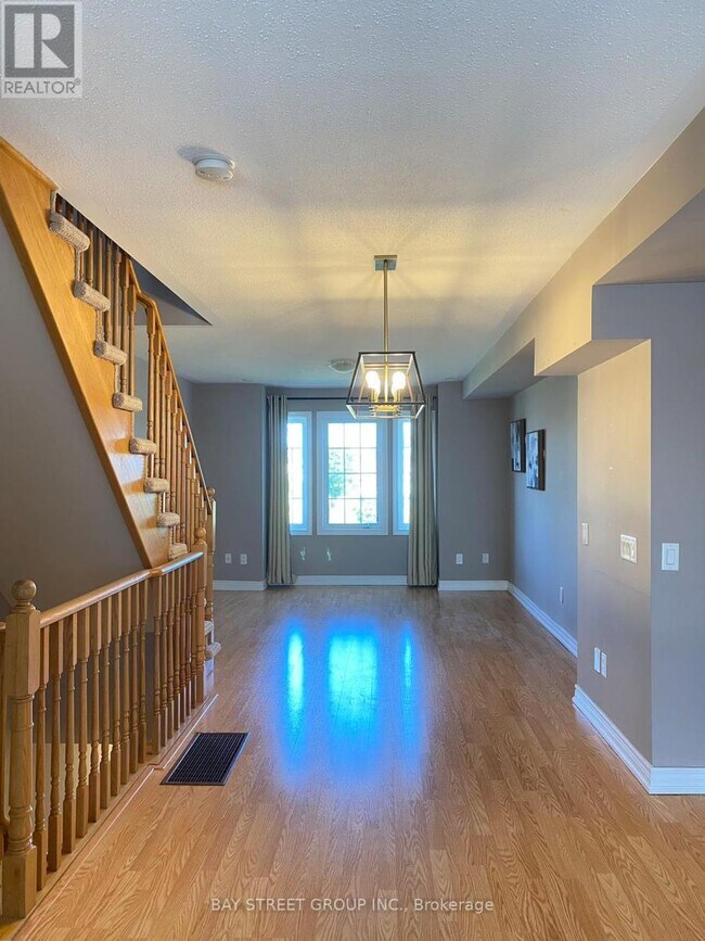 Photo du bâtiment - 9996 McCowan Rd