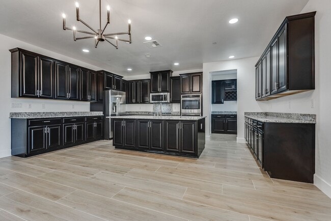 Foto del edificio - Welcome to your dream home located in the prestigious guard-gated community of Tuscany in Henderson!