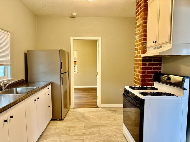 Building Photo - Charming duplex available Oct 15th.