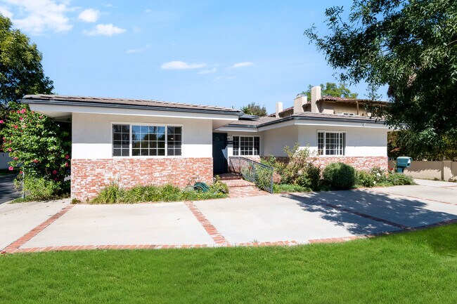 Building Photo - 13463 Chandler Blvd