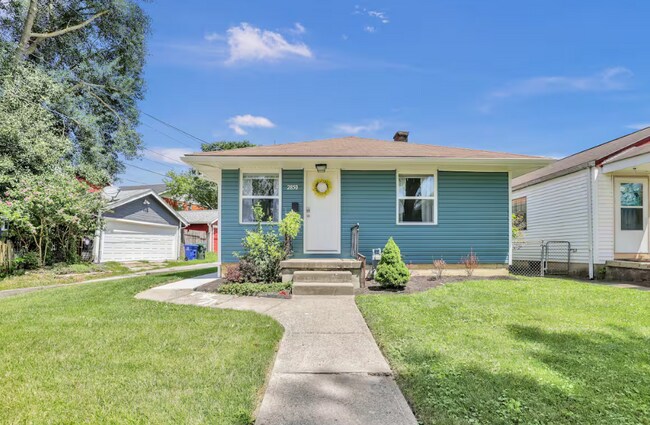 Foto del edificio - Charming 2-Bedroom Main-Floor Home with Fenced Yard & Garage