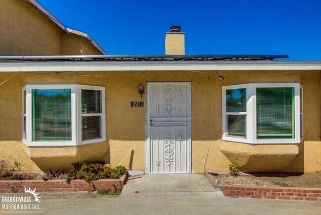 Building Photo - Spacious 4Bdm 2Ba Home with Open Floor Pla...