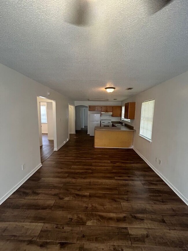 Building Photo - Pascagoula 3 Bedroom Duplex