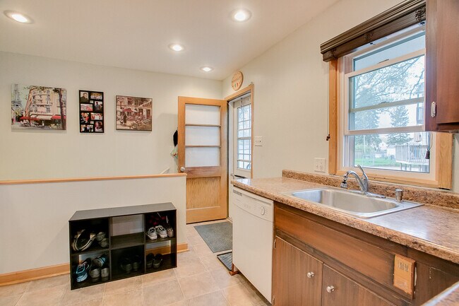 Foto del edificio - 996 Larpenteur Ave West