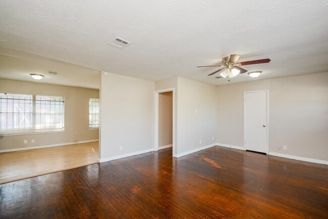 Foto del edificio - 10214 Rockaway Dr