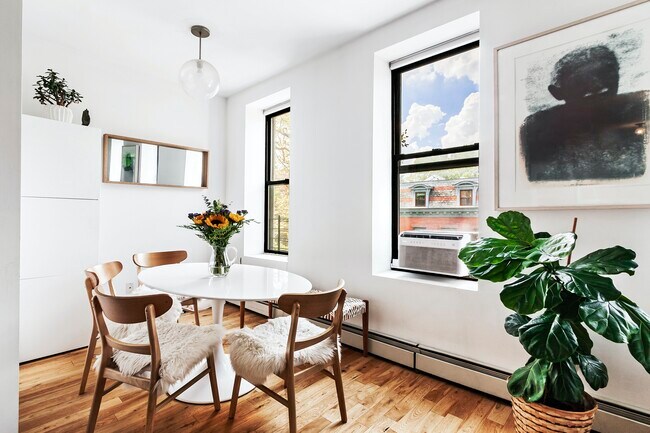 Building Photo - 3BR Charm on Clinton Street