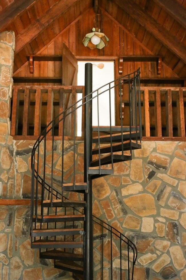 Building Photo - Available 6/15. Stunning, Fully-Rennovated...