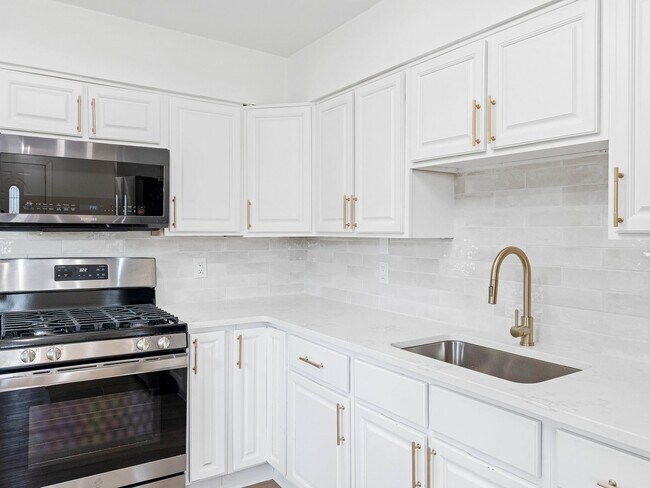 Newly Renovated 3BR Home in Lawnside with Designer Kitchen, Modern Bath & Huge Yard - Newly Renovated 3BR Home in Lawnside with Designer Kitchen, Modern Bath & Huge Yard