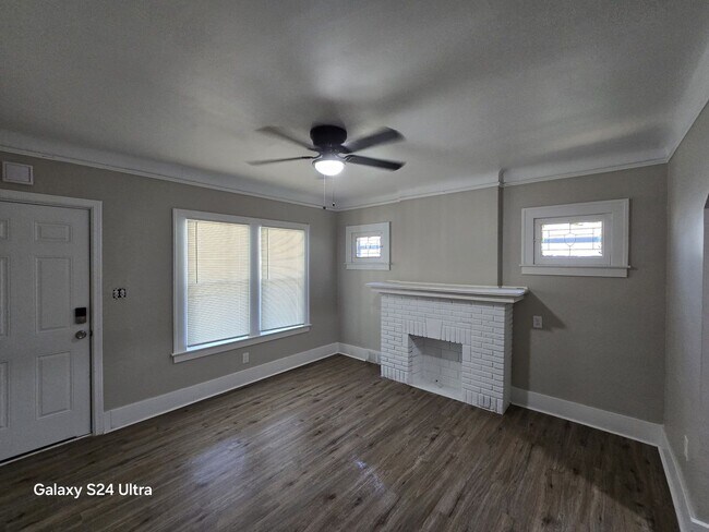 Building Photo - Beautifully Renovated 3-Bedroom Home – We ...
