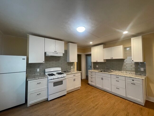Kitchen - 117 Enfield St