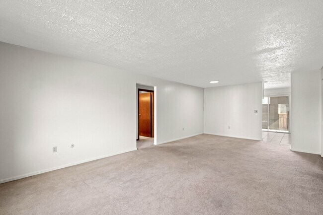 Foto del edificio - Rent-ready this July: 2 Bedroom and 1 Bath...