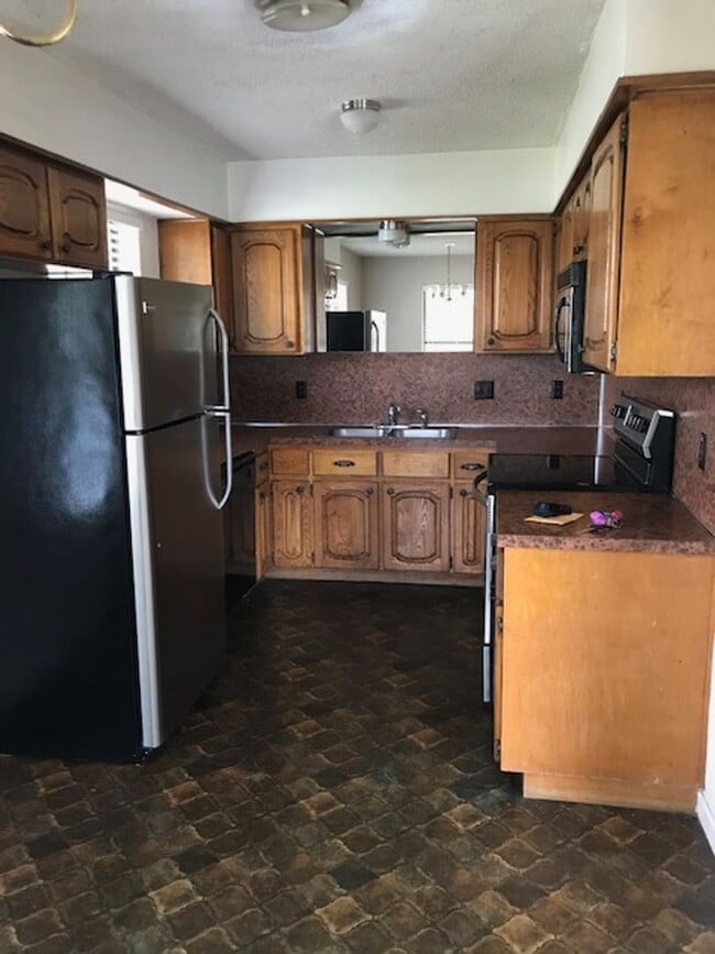 Building Photo - 711 Hawn Cir