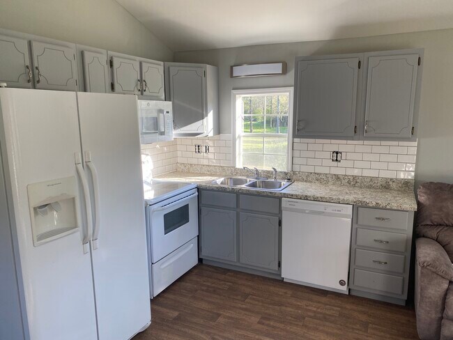 Espacio para una mesa pequeña o un escritorio en la cocina. - 1201 Sanders Rd