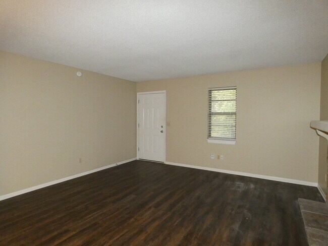 Building Photo - Updated Town Home In Park Hill School Dist...