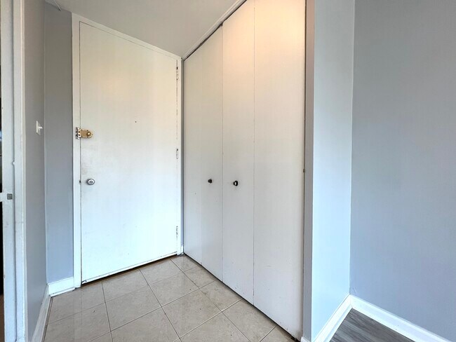Building Photo - 1451 E 55th St