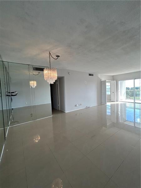 Foto del edificio - 3300 N Palm Aire Dr