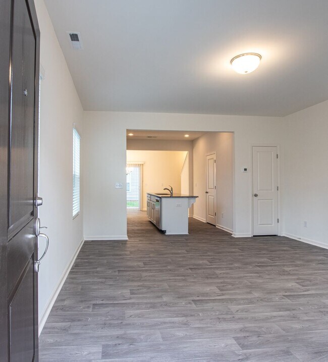 Building Photo - BEAUTIFUL 2 Bedroom Townhome in Midland Av...