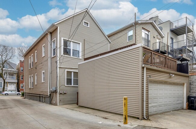 Building Photo - 1718 W Roscoe St
