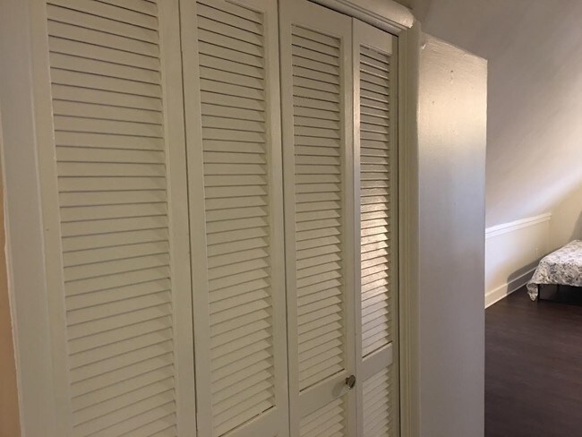 Armario - 1823 S 3rd St