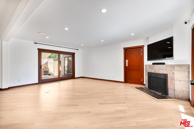 Building Photo - 643 Baylor St