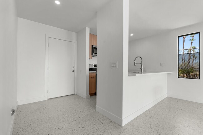 Foto del edificio - 1400 E Palm Canyon Dr