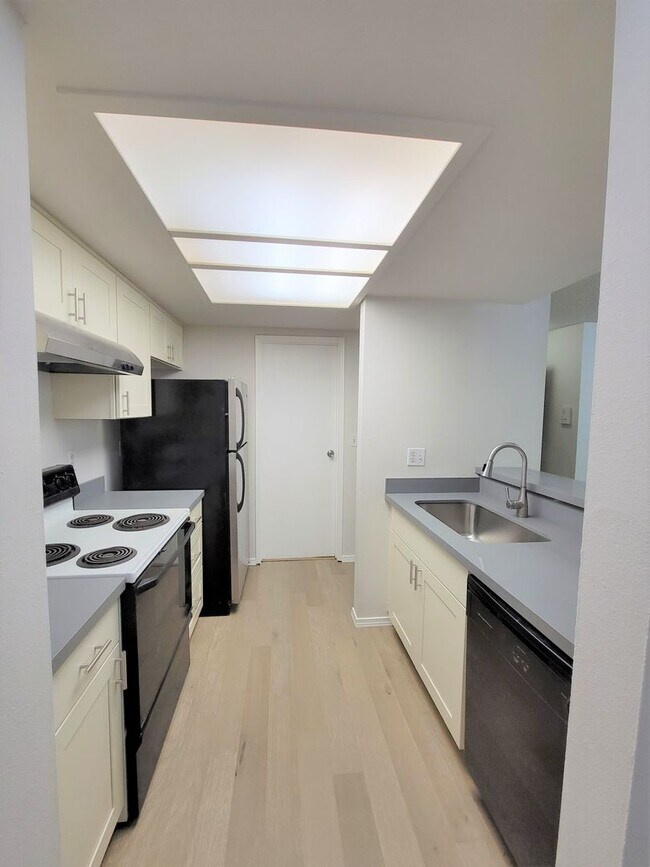 Foto del edificio - 1BD/1BA Bellevue Condo Across from Microsoft