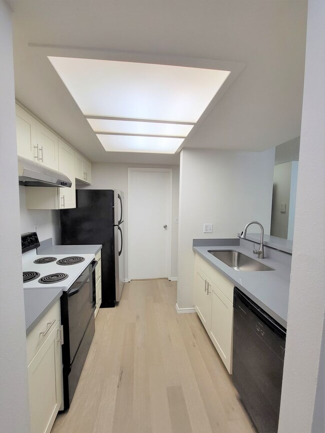 Building Photo - 1BD/1BA Bellevue Highlands Condo $1795