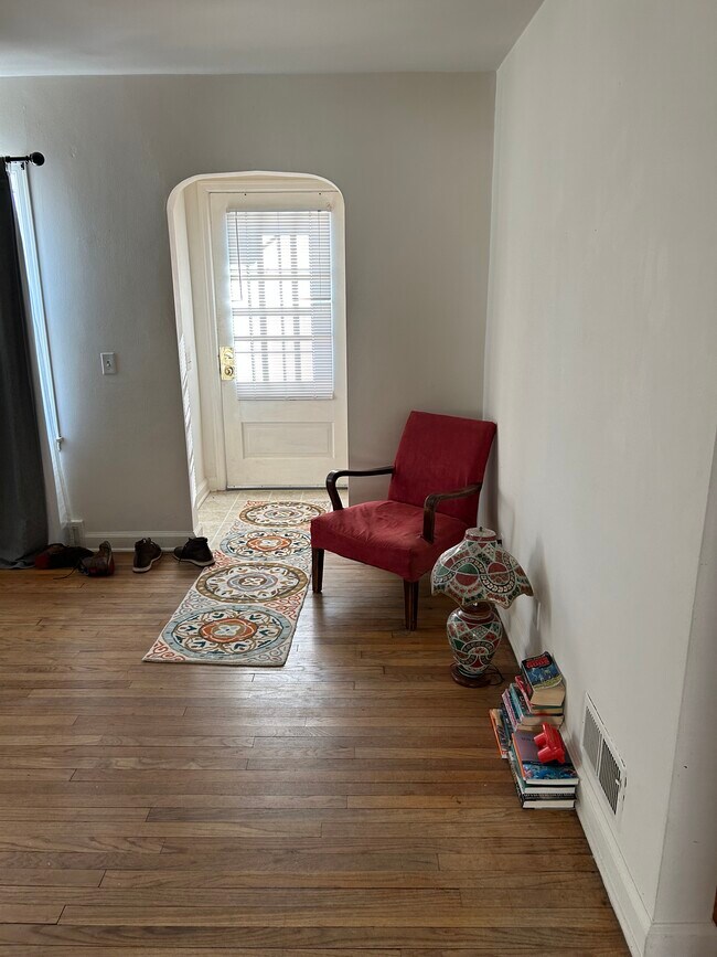 Front Entry way - 2318 St Paul Ave