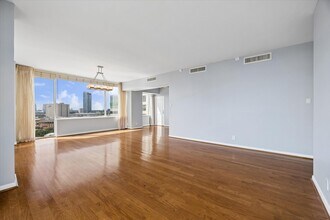 Building Photo - 15 Greenway Plz