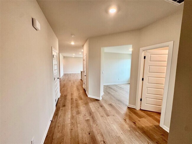 Foto del edificio - 6100 Blackwood Ct