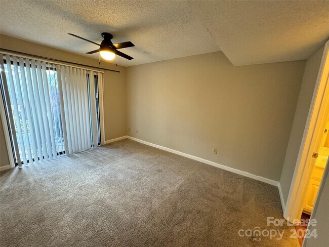 Foto del edificio - 1600 Sharon Rd W