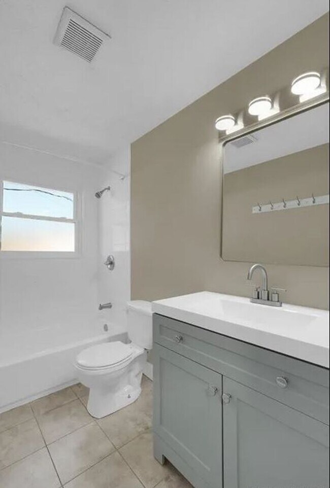 Foto del edificio - Remodeled Clarksville 4 bedroom, 2 bathroom!
