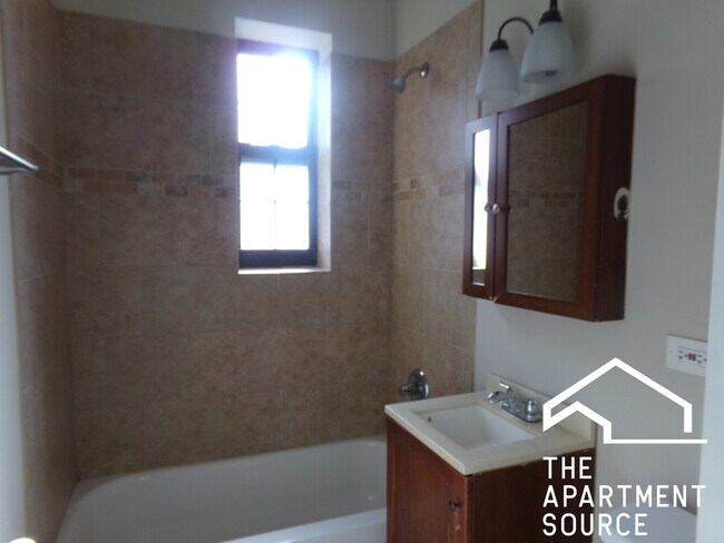 Foto del edificio - 896 Green Bay Rd