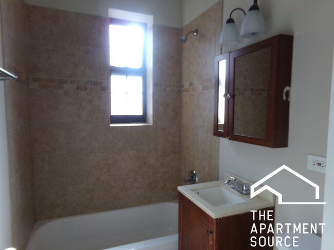 Building Photo - 896 Green Bay Rd