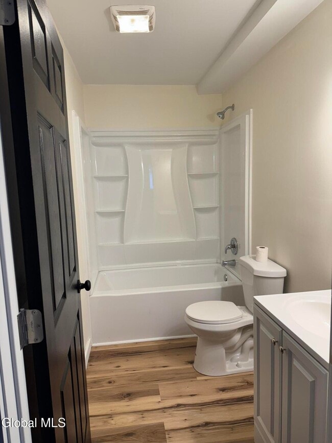 Foto del edificio - 12 1/2 E Clinton St