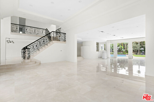 Building Photo - 713 N Linden Dr