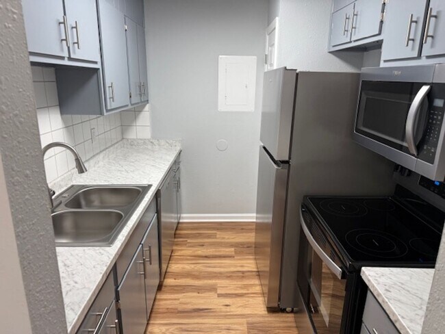 Foto del edificio - 2 BED 1.5 BATH CONDO COMING SOON!