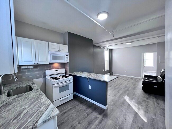 Building Photo - 406 2nd St